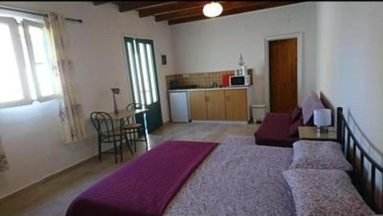 Lovely Studio In Strinilas With Its Own Pool المظهر الخارجي الصورة