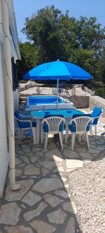 Lovely Studio In Strinilas With Its Own Pool المظهر الخارجي الصورة