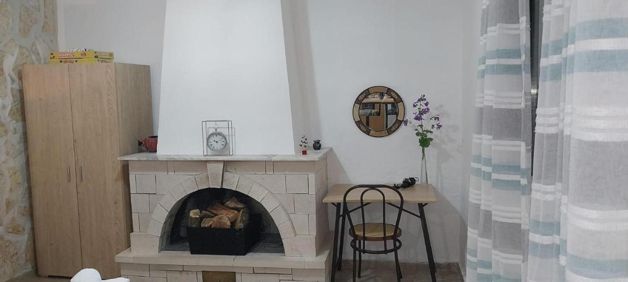 Lovely Studio In Strinilas With Its Own Pool المظهر الخارجي الصورة