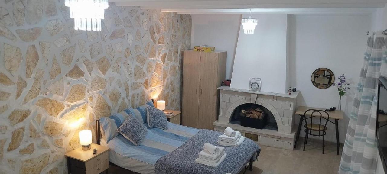 Lovely Studio In Strinilas With Its Own Pool المظهر الخارجي الصورة