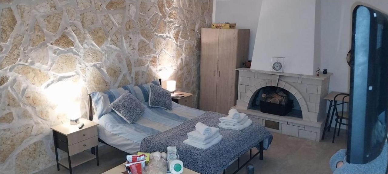 Lovely Studio In Strinilas With Its Own Pool المظهر الخارجي الصورة