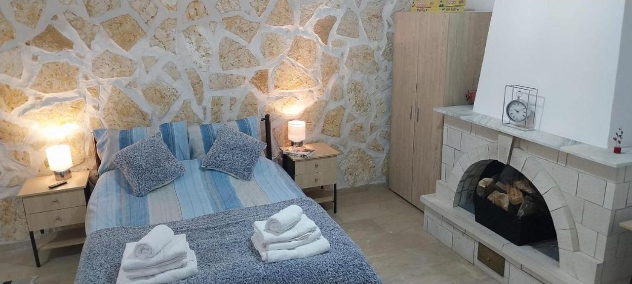 Lovely Studio In Strinilas With Its Own Pool المظهر الخارجي الصورة