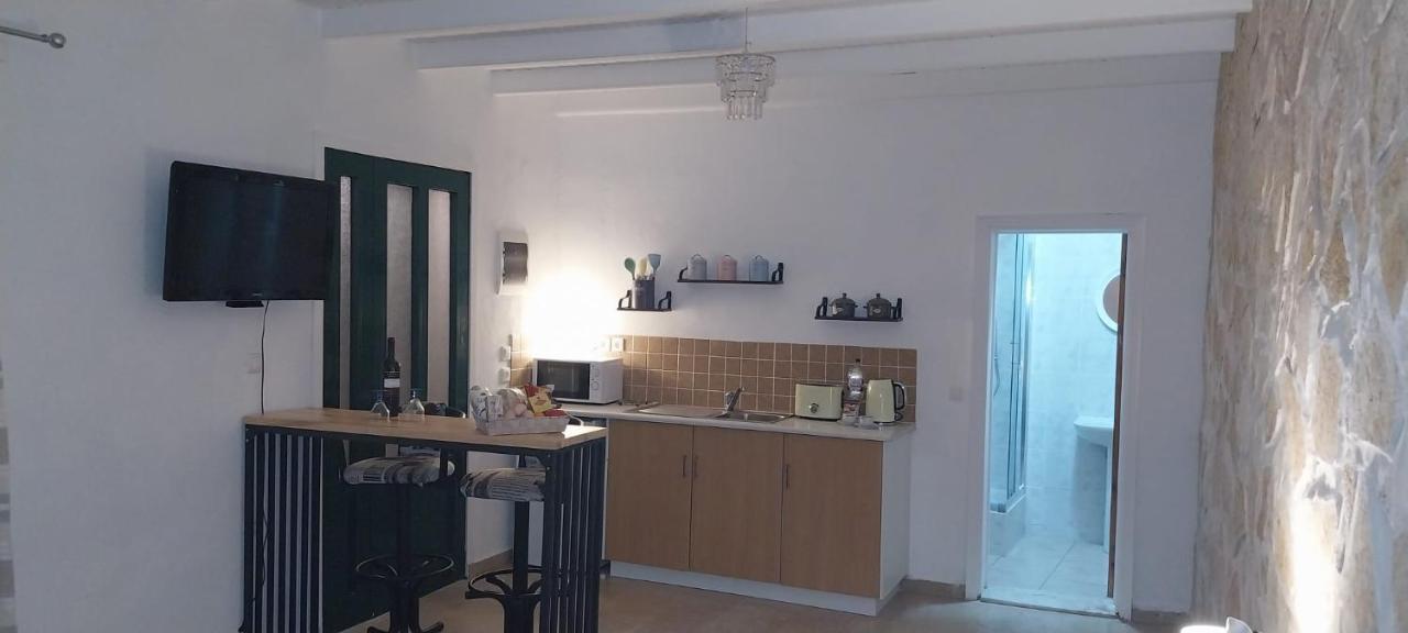 Lovely Studio In Strinilas With Its Own Pool المظهر الخارجي الصورة