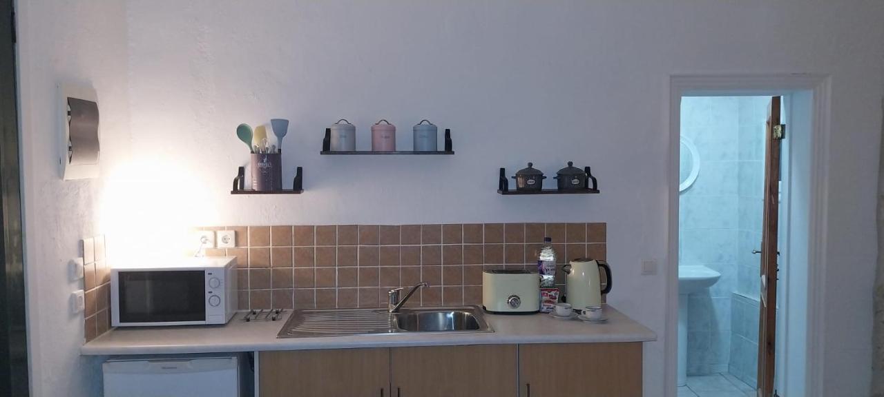Lovely Studio In Strinilas With Its Own Pool المظهر الخارجي الصورة