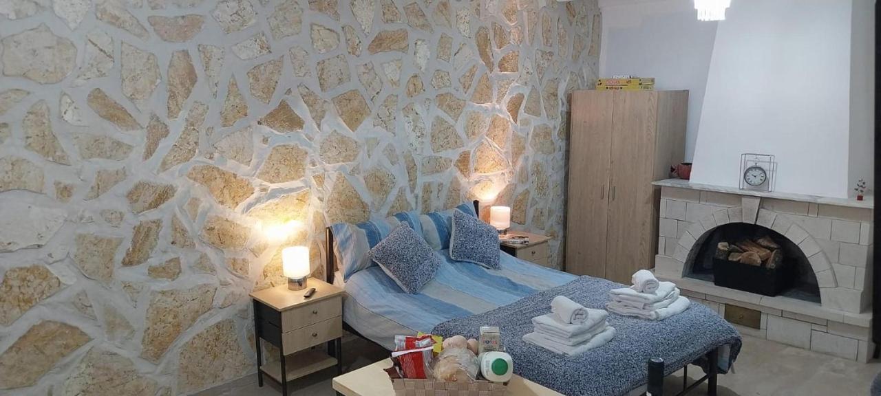 Lovely Studio In Strinilas With Its Own Pool المظهر الخارجي الصورة