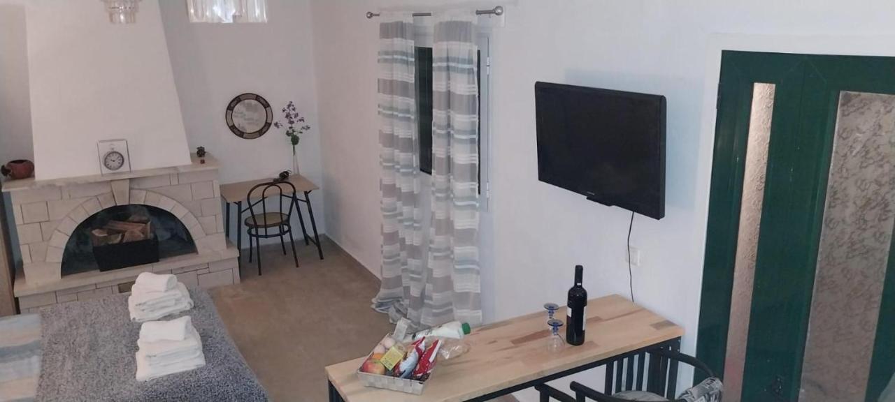 Lovely Studio In Strinilas With Its Own Pool المظهر الخارجي الصورة