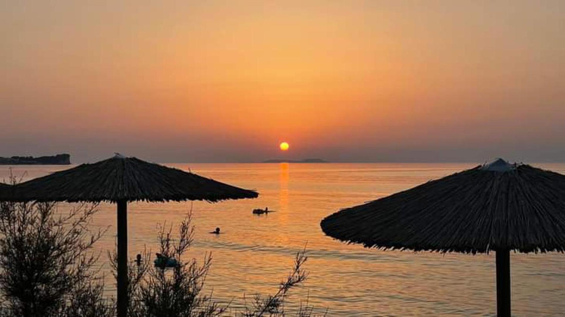 Lovely Studio In Strinilas With Its Own Pool المظهر الخارجي الصورة